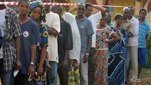 Image de Politique. Les élections présidentielles en Guinée Conakry viennent de se tenir. Alors que les heurts jà quelques jours de celle-ci laissaient présager un probable report, il faut dire que les élections, dans l’ensemble se sont bien passées, selon les observateurs. Les premières tendances donnent l’avantage au président sortant Condé. Les résultats définitifs seront connus très bientôt. Nous espérons qu’ils accepteront tous ce résultat.