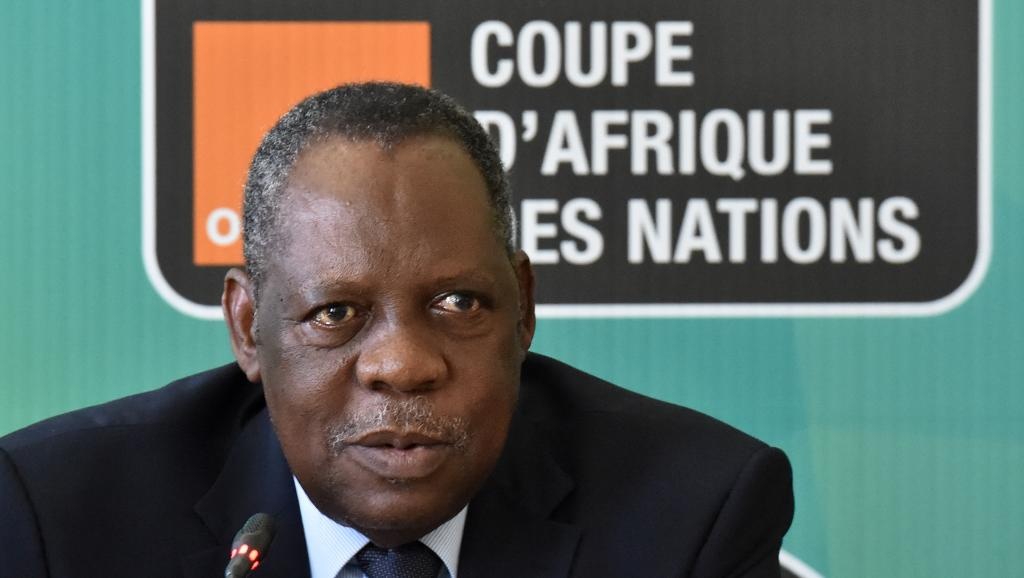 Image de Football. Issa Hayatou, président de la Confédération africaine de football, a fait part de sa "surprise" après l'annonce de la démission du numéro un de la Fifa Sepp Blatter. "J’ai été surpris. Personne ne pouvait s’imaginer qu’il allait démissionner trois-quatre jours après [le congrès]", assure d’emblée Issa Hayatou, président de la Confédération africaine de football (CAF) dans une interview téléphonique à France 24, peu après l’annonce de la démission de Sepp Blatter de la présidence de la Fédération internationale de football (Fifa). "Il a ses raisons. J’ai pris bonne note qu’il organisera un congrès extraordinaire entre décembre et mars 2016. Nous allons voir ce qui pourra arriver entre temps. Mais la surprise est totale", ajoute-t-il. Interrogé sur sa possible candidature à la succession de Sepp Blatter, Issa Hayatou le dit tout de go : "Non. J’ai été candidat en 2002, je n’ai pas été élu. Mon âge ne me permet plus de briguer [la présidence de la Fifa]. J’ai 69 ans, Blatter a 10 ans de plus que moi. Je ne peux pas me permettre d’être candidat." Le président de la CAF, qui avait soutenu Sepp Blatter dans sa candidature à la réélection, souhaite que la Fifa se tourne vers l’avenir. "Qui peut accepter qu’il y ait la corruption quelque part ? Comme l’a souligné le président de la Fifa, il va falloir refaire une Fifa qui soit acceptée par tout le monde." Il rend aussi hommage au bilan du président démissionnaire : "Toutes les mesures qu’il a annoncées (limitation des mandats, etc.) sont les bienvenues. Je suis absolument d’accord qu’il puisse organiser tout ça avant de quitter [son poste]". Il met particulièrement en avant son bilan africain : "En ce qui nous concerne, Blatter a beaucoup fait pour le continent africain, comme pour le reste du monde d’ailleurs. Tout ce qu’il a donné, c’est de manière équitable. Il a soutenu les petites fédérations : il a toujours distribué la même chose au niveau des 209 fédérations du monde." S’il ne s’avance pas sur le successeur de Sepp Blatter, Issa Hayatou est catégorique : "Quel que soit le successeur [de Blatter], il devra composer avec l’Afrique, il ne pourra pas faire autrement." Il rappelle que la CAF rassemble 54 pays, autant que l’Union des associations européennes de football (UEFA). "J’espère que ce sera quelqu’un d’averti, qui connaît le football, qui pourra composer avec l’ensemble de la famille", conclut le président de la CAF.